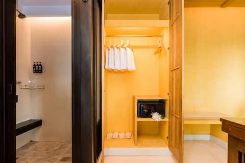Dang Derm In The Park Khaosan — bathroom