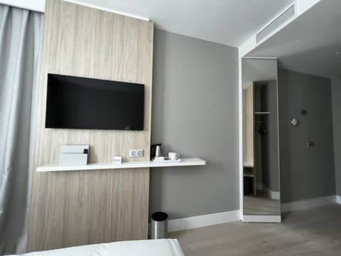 Holiday Inn Express - Madrid - Airport by IHG — hotel room