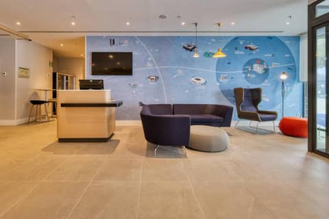 Holiday Inn Express - Madrid - Airport by IHG — recepcion & lobby