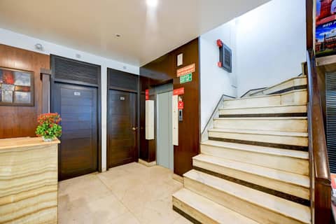The Raj at New Delhi Railway Station — recepcion & lobby