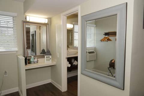 The Beau Hotel Downtown San Diego Gaslamp Quarter — bathroom