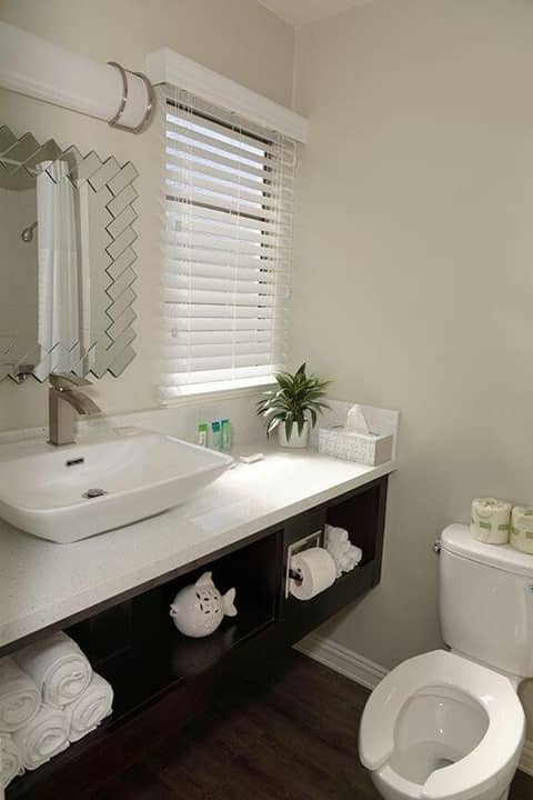 The Beau Hotel Downtown San Diego Gaslamp Quarter — bathroom
