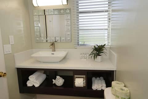 The Beau Hotel Downtown San Diego Gaslamp Quarter — bathroom