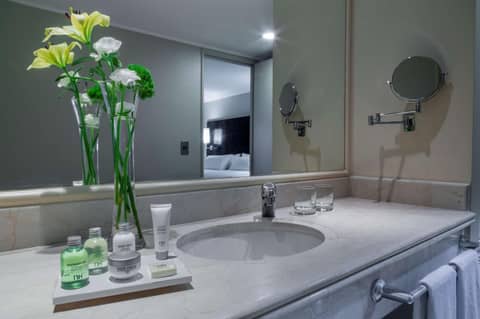 NH Ciudad de Santiago — bathroom