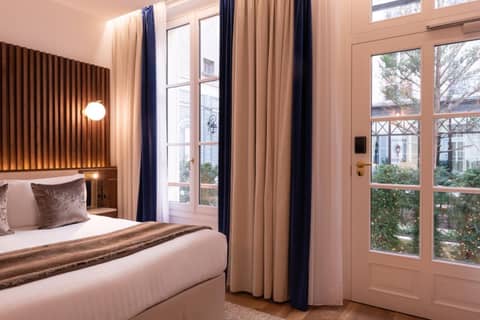 Lord Byron — hotel room