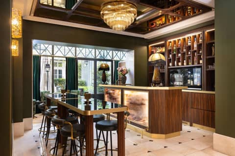 Lord Byron — lounge