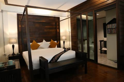 Kampaeng Ngam Hotel - Steps to Night Bazaar & Old City — hotel room