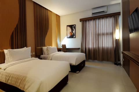 Lynt Hotel Jakarta — hotel room