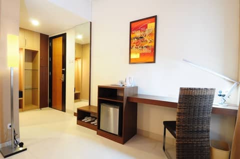Lynt Hotel Jakarta — hotel room