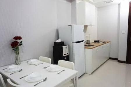 Luxury 2 BR Condo at Casa Grande Residence - Kasablanka Mall — kitchen