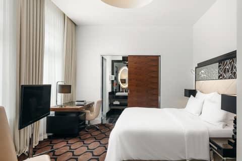 Deluxe Room, 1 King — the supplier's photographs — photo 1