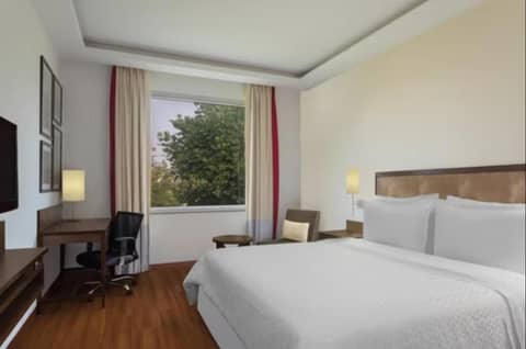 Four Points by Sheraton New Delhi Airport Highway — hotel room