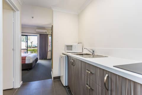 Country Comfort Perth — kitchen