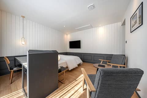 Brown Dot Hotel Signature — photo 2