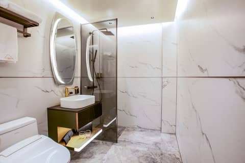 L&L Jeju Hotel — bathroom