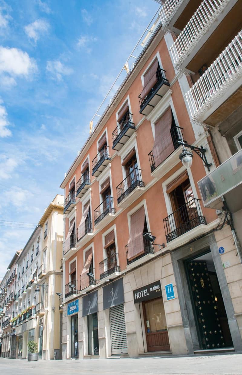 Honest Granada Hotel — building