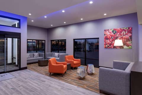 La Quinta Inn & Suites by Wyndham St Louis Route 66 — photo 2