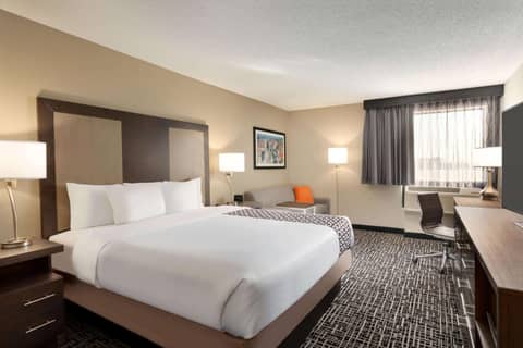 La Quinta Inn & Suites by Wyndham St Louis Route 66 — photo 3