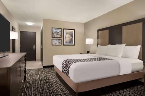 La Quinta Inn & Suites by Wyndham St Louis Route 66 — photo 9