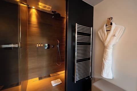 Le Cinq Codet — bathroom