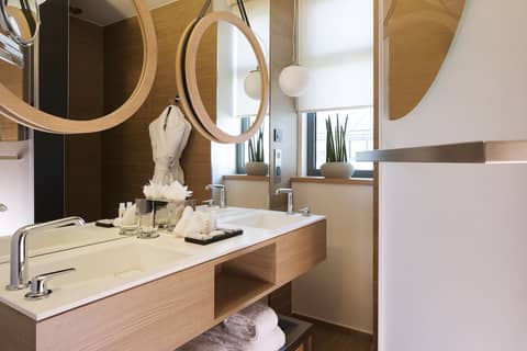 Le Cinq Codet — bathroom