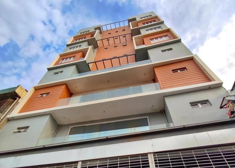 Arzo Hotel Premier — building
