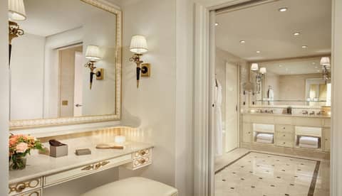 Hôtel Splendide Royal Paris - Relais & Châteaux — bathroom