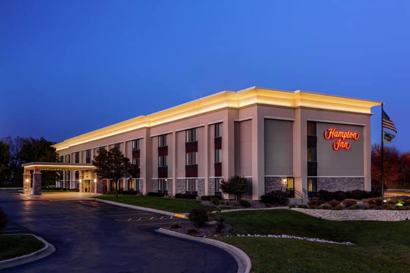 Hampton Inn Milwaukee Airport — building