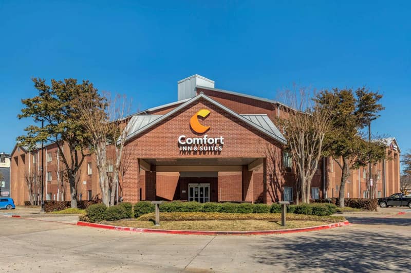 Comfort Inn & Suites North Dallas-Addison — building