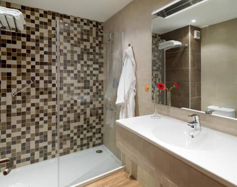 Regency Torviscas Apartments and Suites — bathroom