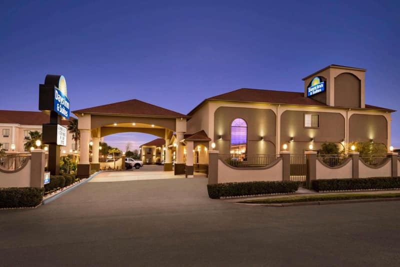 Days Inn & Suites by Wyndham Houston Hobby Airport — building