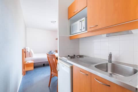 Appart’City Confort Lyon Gerland — kitchen