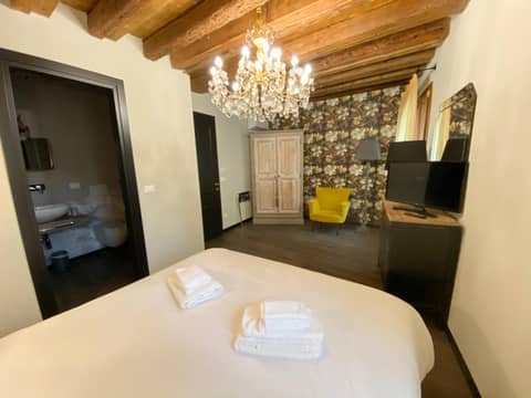 Rigoletto Charm — hotel room