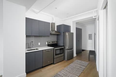 Bakan- Quartier des Congres, Convention District — kitchen