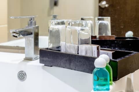 Tasneem Convention Hotel Yogyakarta — bathroom