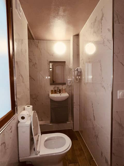 Pavillon Opéra Lafayette — bathroom