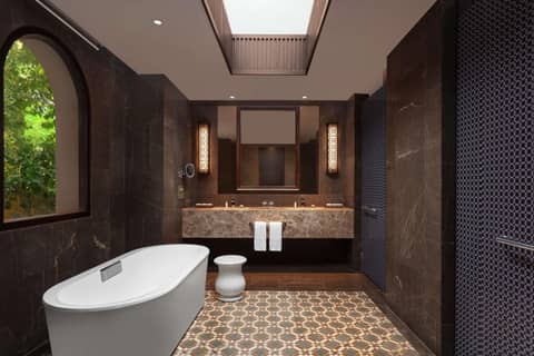 Hilton Goa Resort Candolim — bathroom