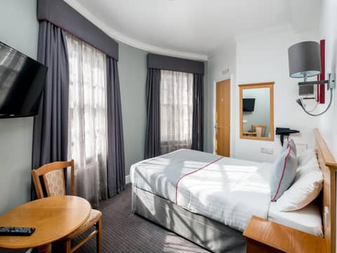 OYO Townhouse New England, London Victoria — hotel room