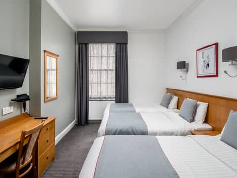 OYO Townhouse New England, London Victoria — hotel room