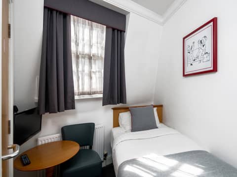 OYO Townhouse New England, London Victoria — hotel room