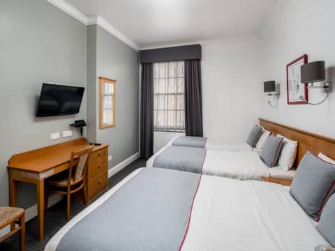 OYO Townhouse New England, London Victoria — hotel room