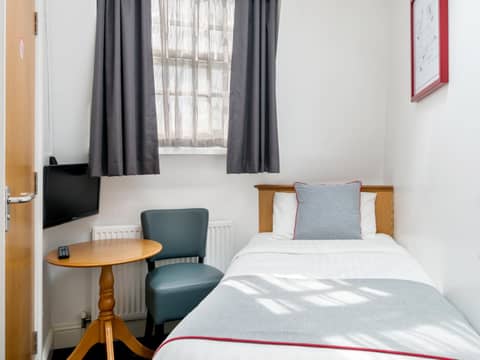 OYO Townhouse New England, London Victoria — hotel room