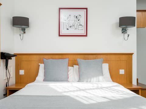 OYO Townhouse New England, London Victoria — hotel room