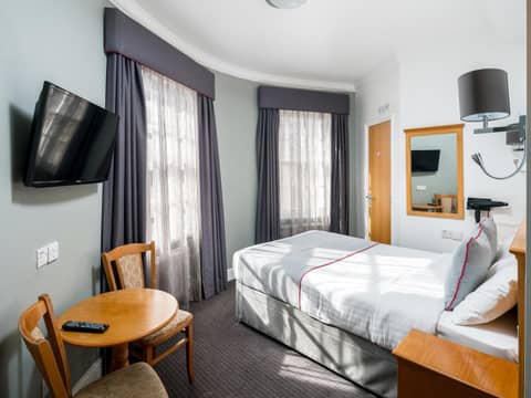 OYO Townhouse New England, London Victoria — hotel room