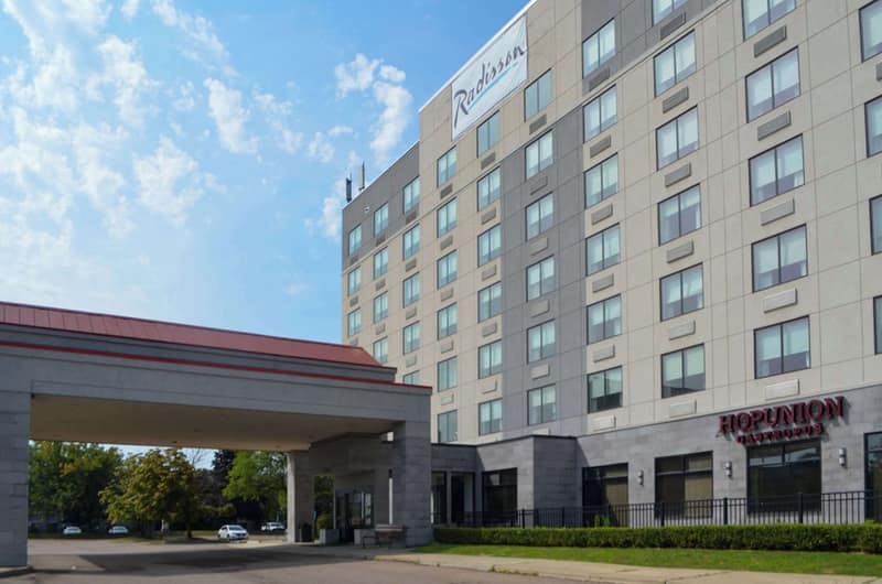 Radisson Hotel Detroit Metro Airport — building