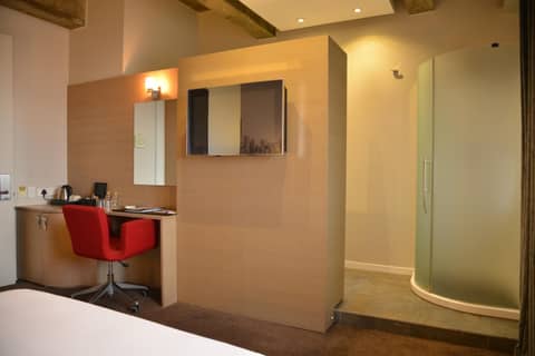Reef Hotel — hotel room