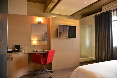 Reef Hotel — hotel room