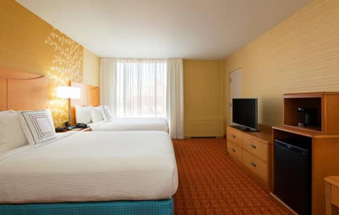 Fairfield Inn & Suites Louisville Downtown — hotel room