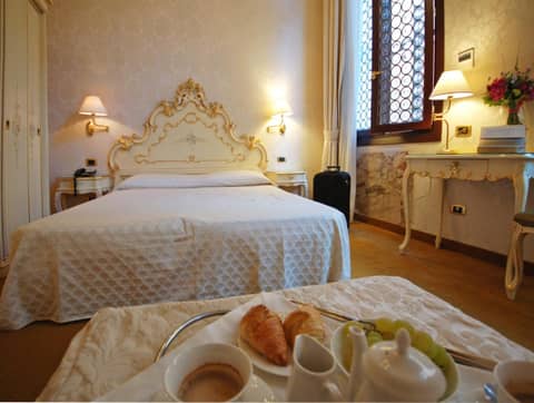 Hotel Torino — hotel room