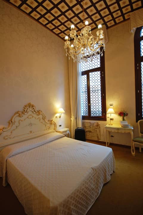 Hotel Torino — bedroom